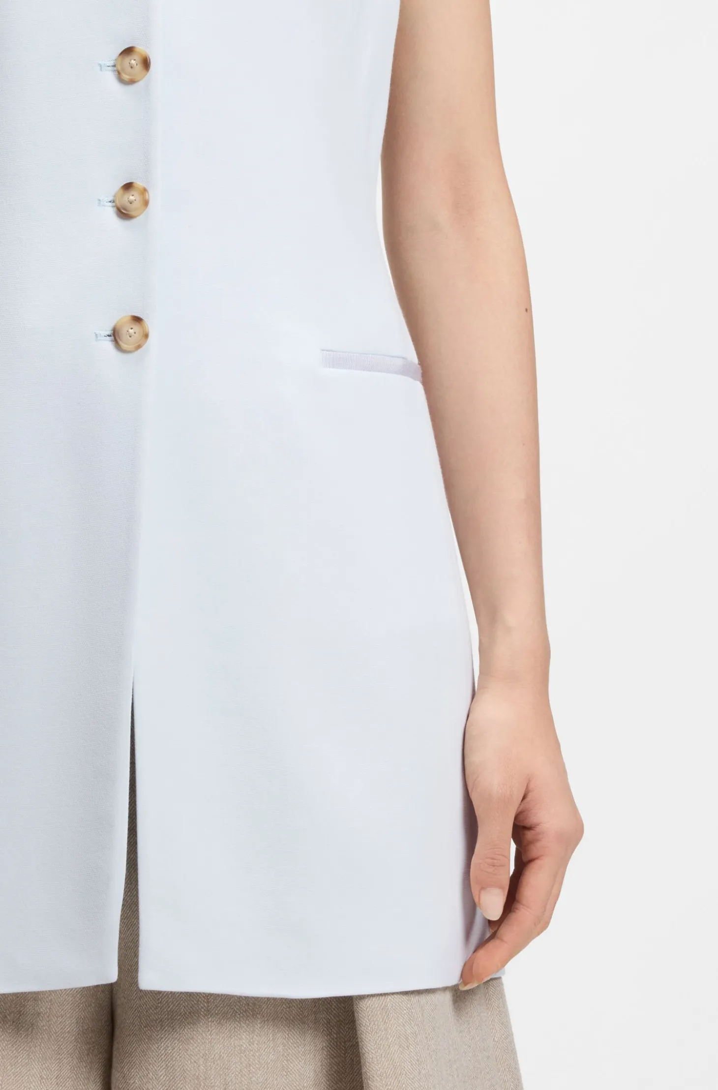 Slim-fit blazer with sleeveless styling