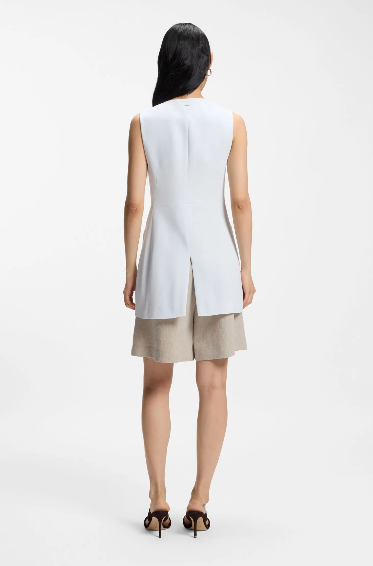 Slim-fit blazer with sleeveless styling