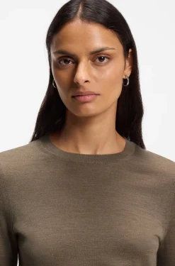 Slim-fit short-sleeved sweater in superfine merino wool