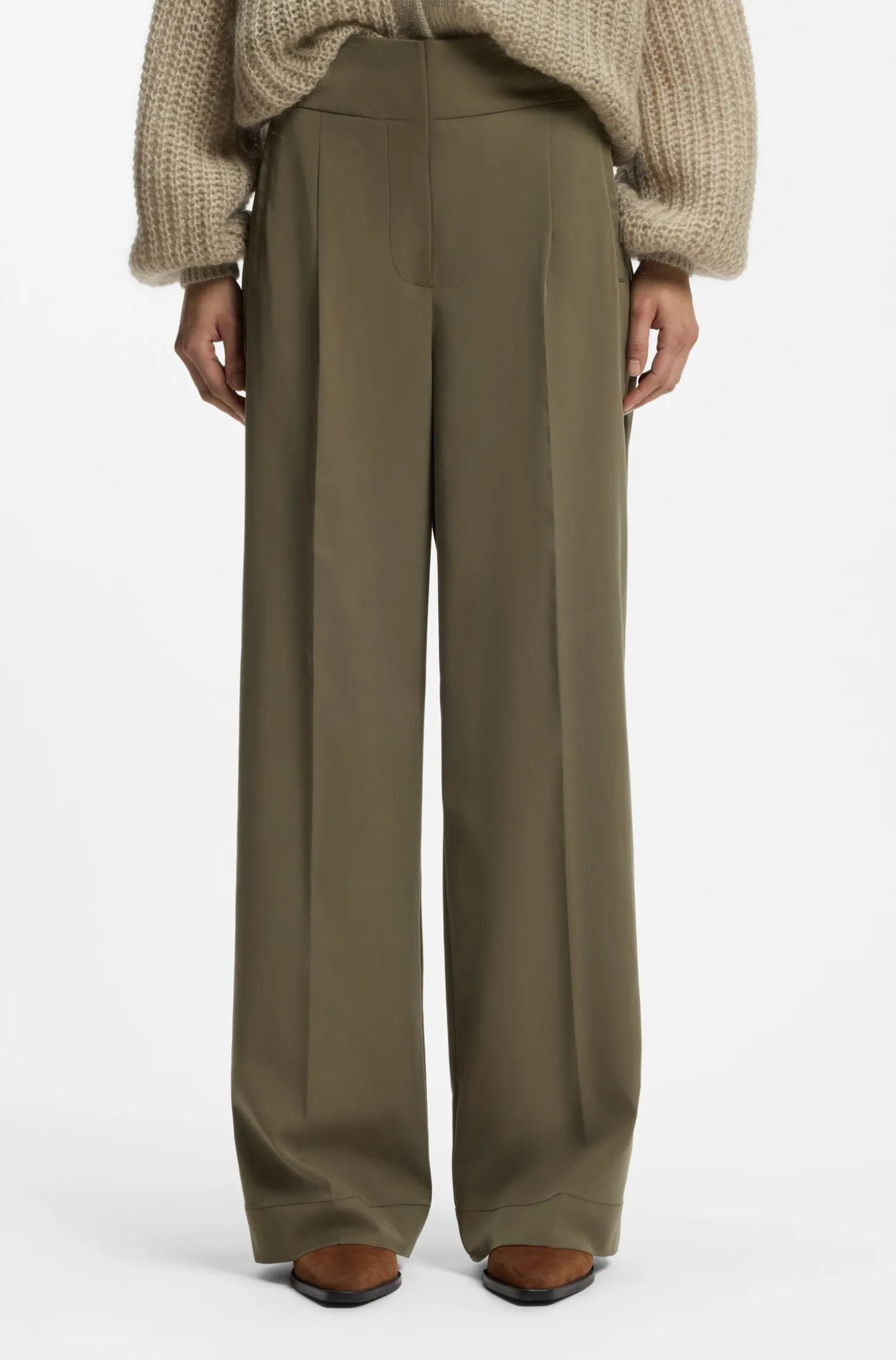 Straight-fit trousers with pleat front