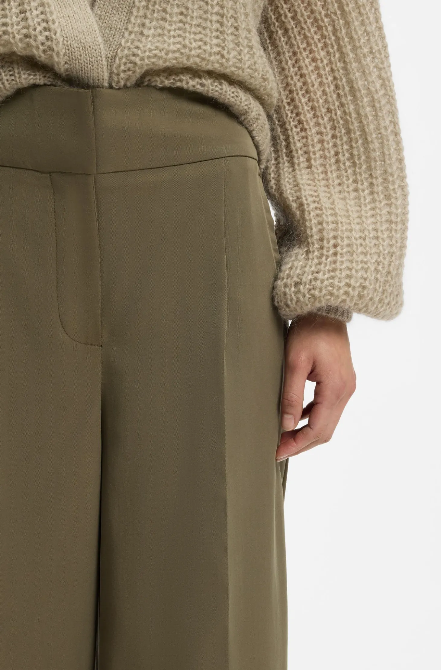 Straight-fit trousers with pleat front