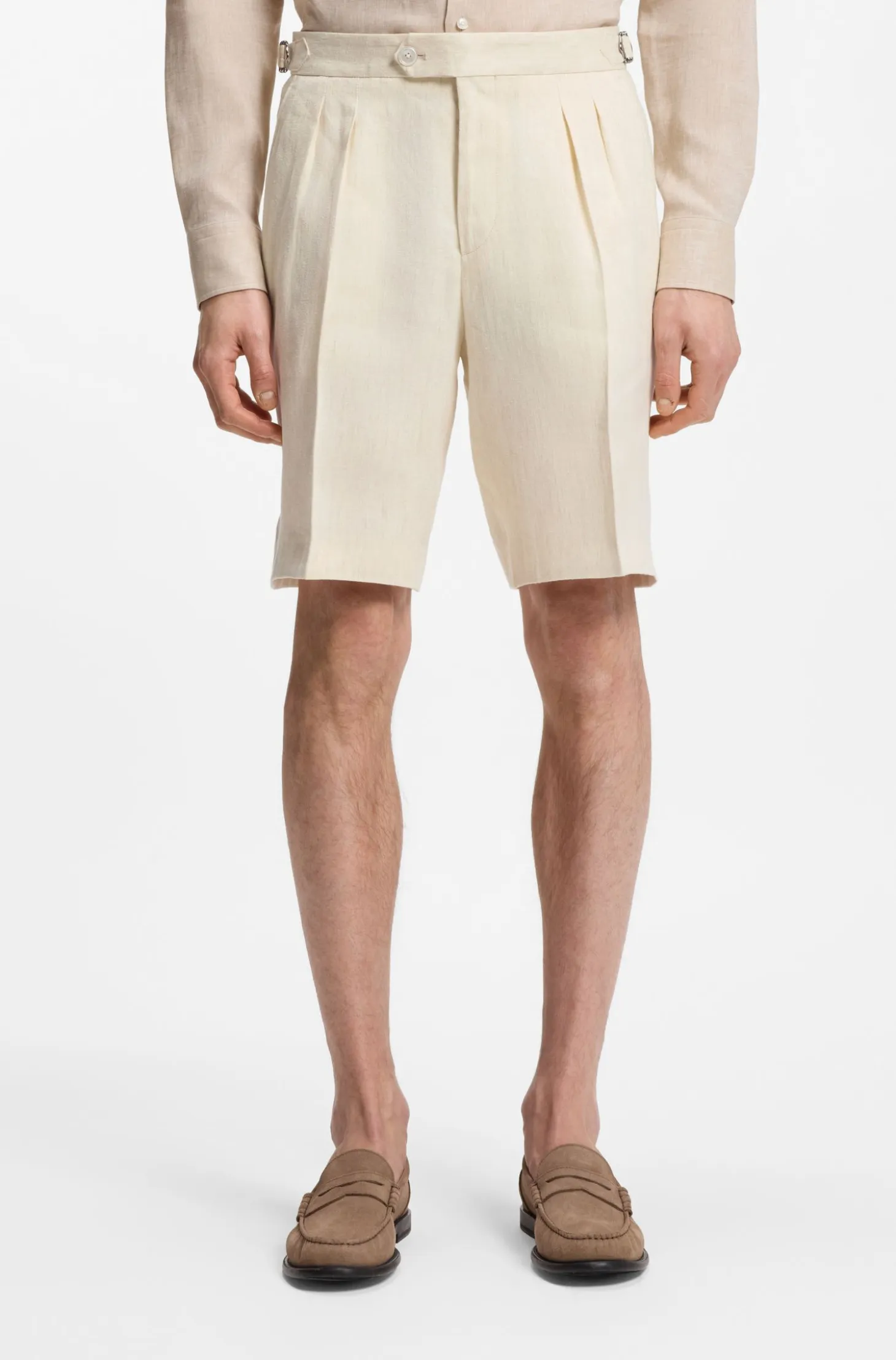 Tapered-fit shorts in linen with front pleats