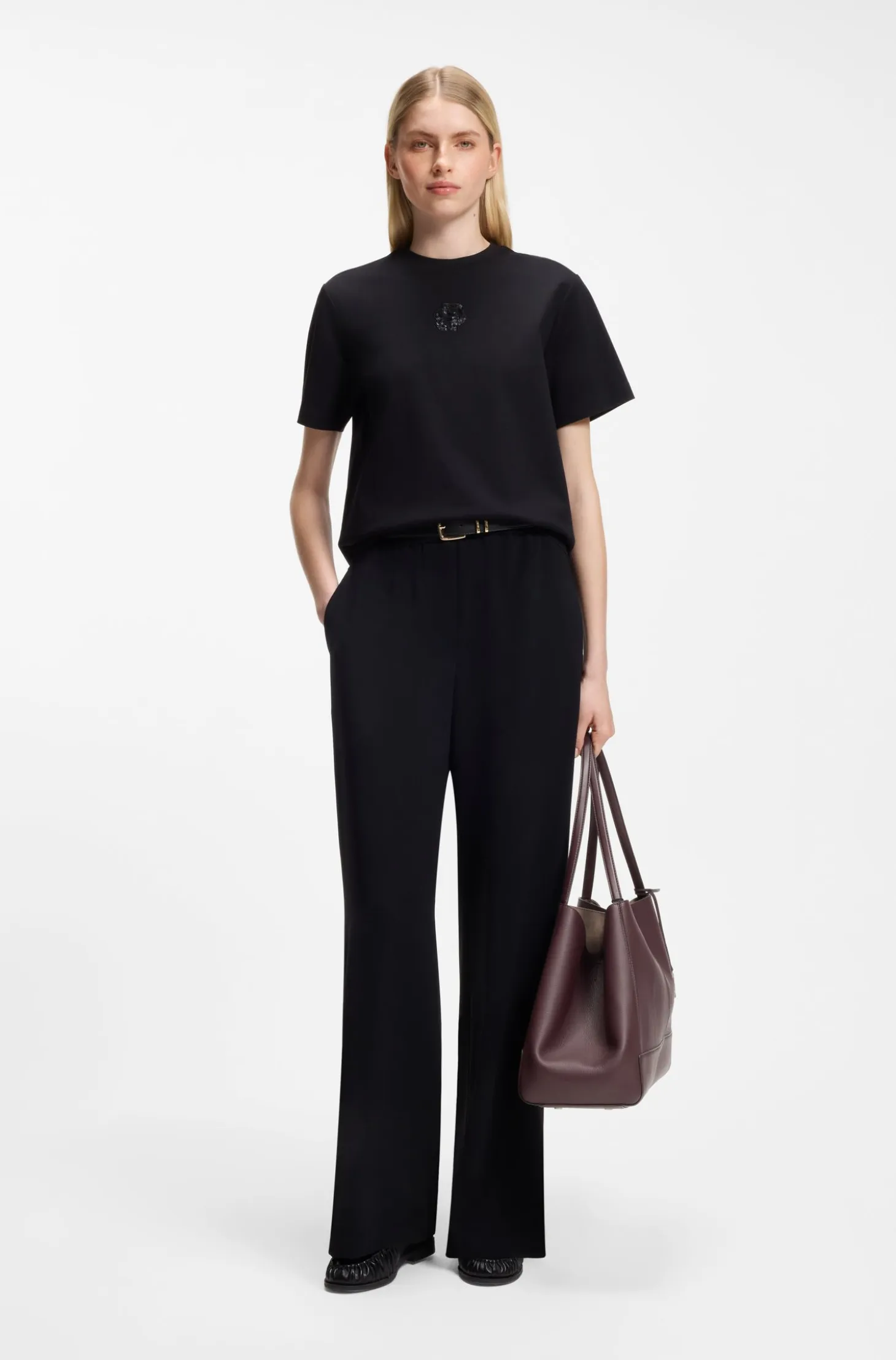Tote bag in grained leather with detachable pouch
