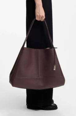 Tote bag in grained leather with detachable pouch