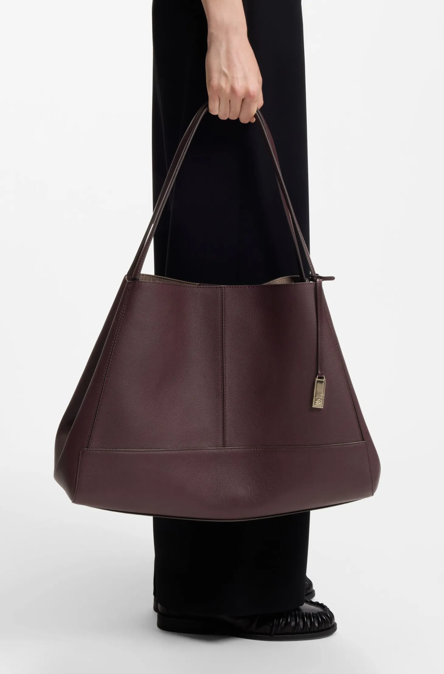 Tote bag in grained leather with detachable pouch