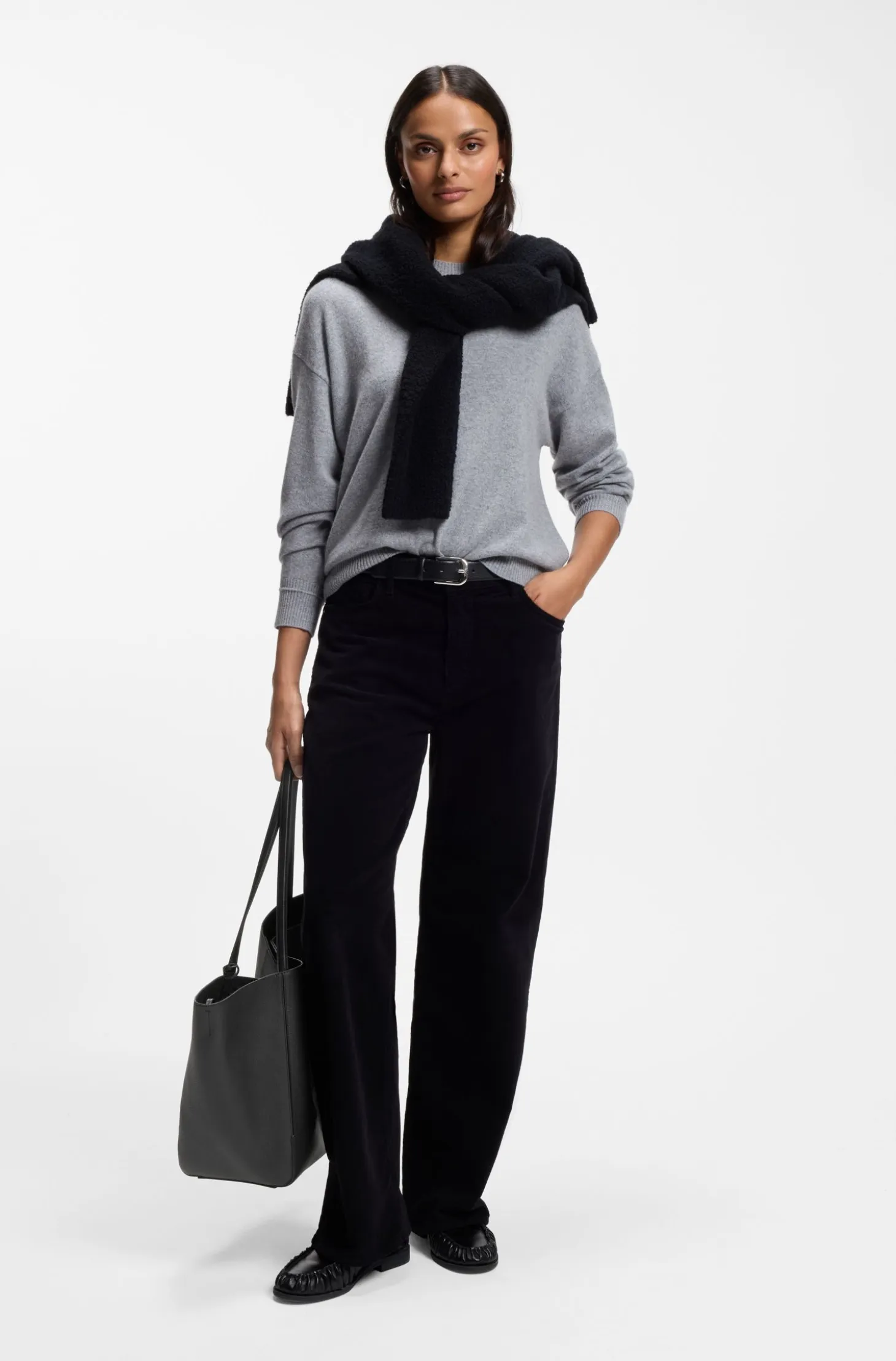 Tote bag in grained leather with detachable pouch