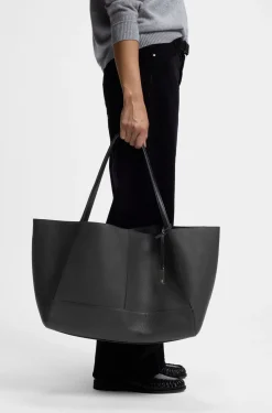 Tote bag in grained leather with detachable pouch
