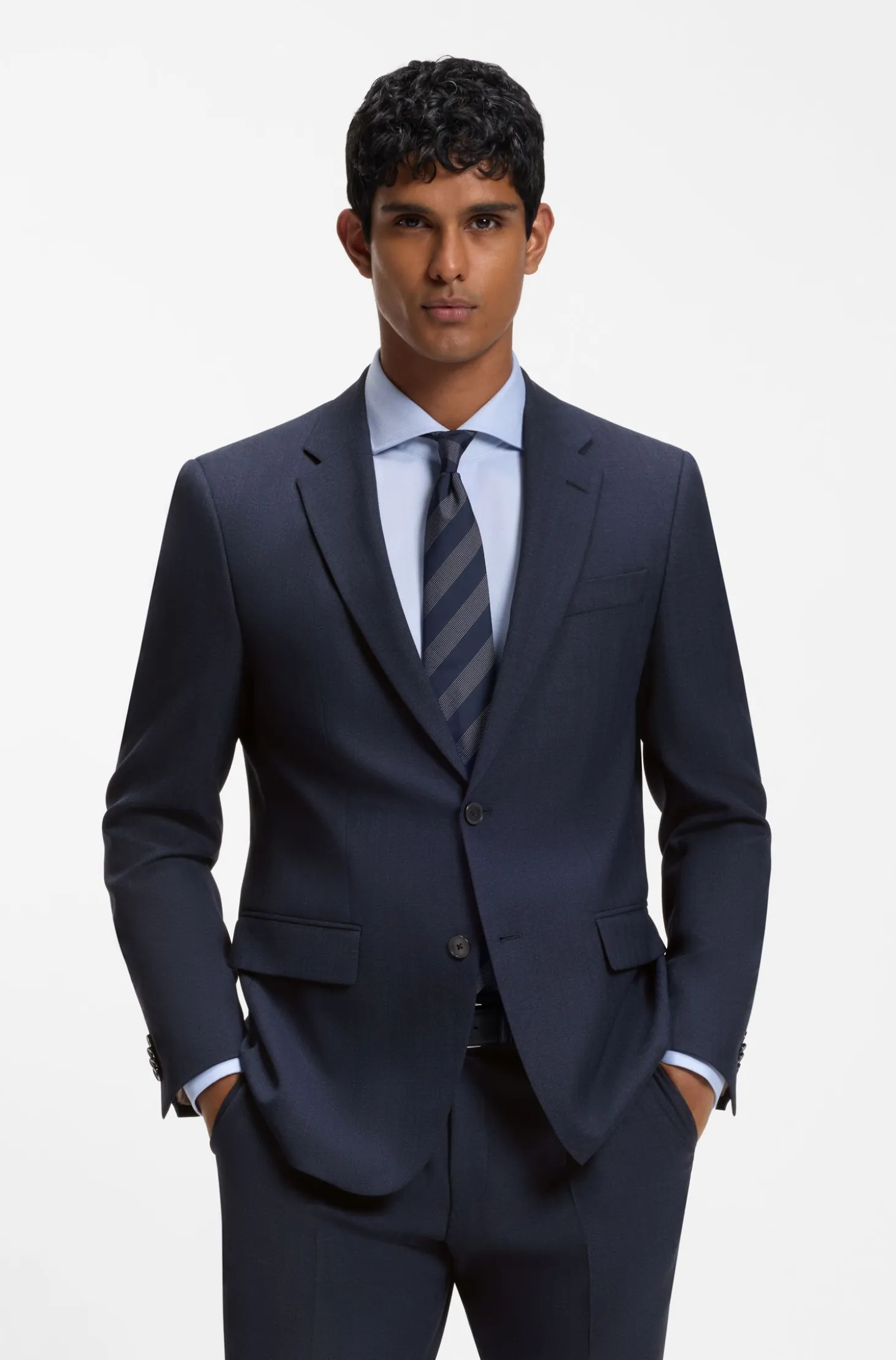 Two-piece suit in crease-resistant micro-pattern fabric