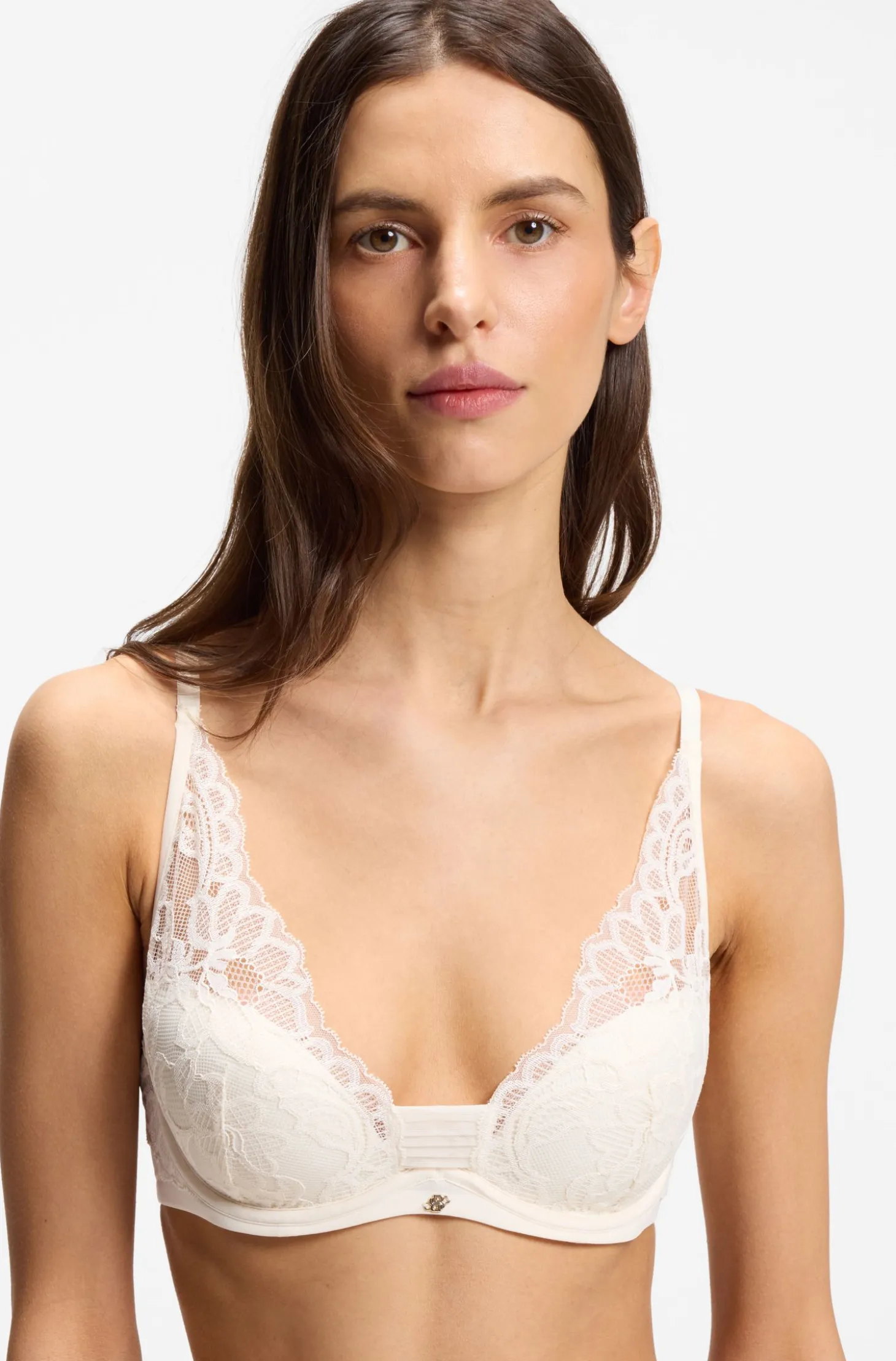 Underwire bra with lace trims