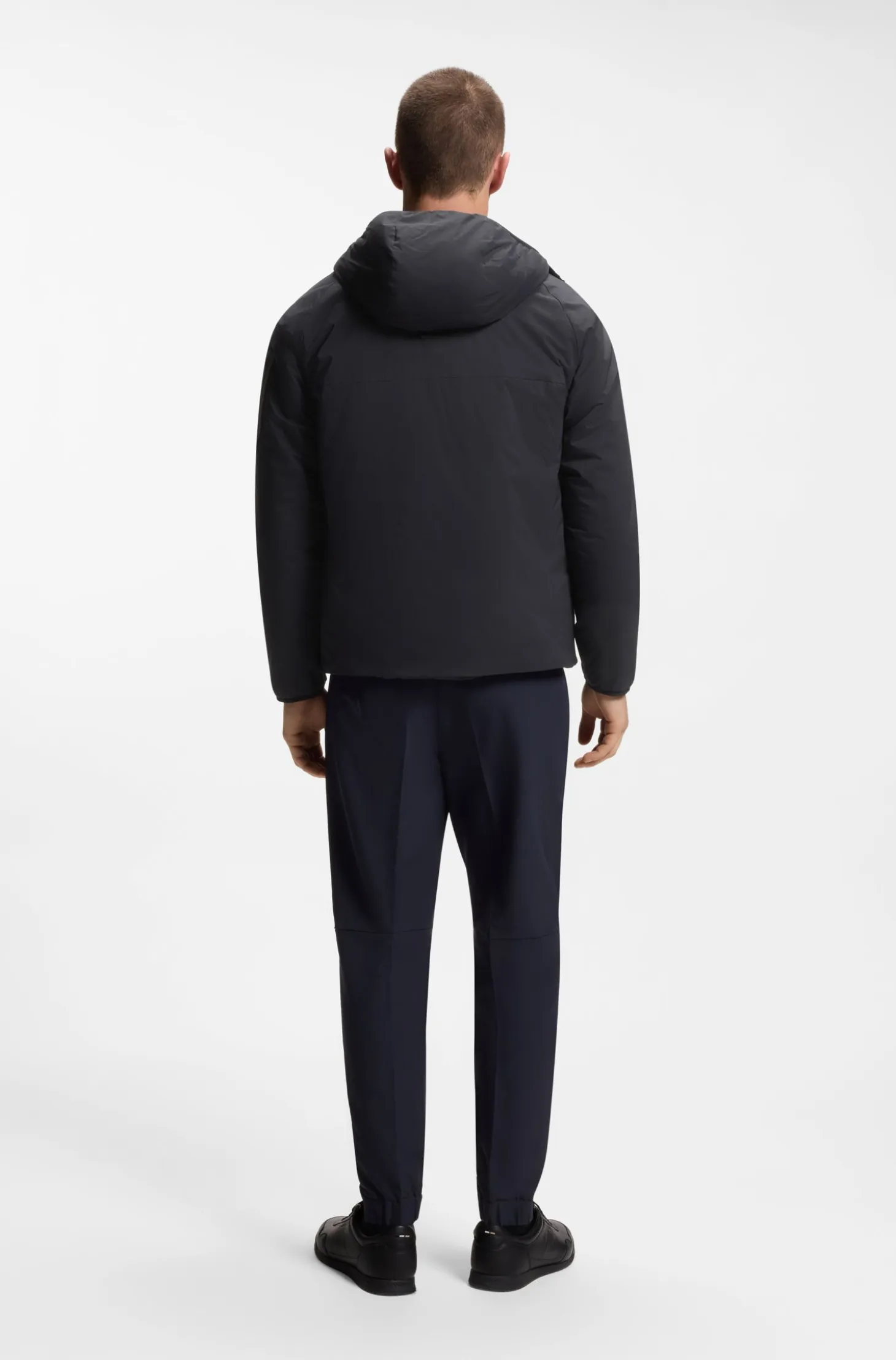 Water-repellent jacket with adjustable hem