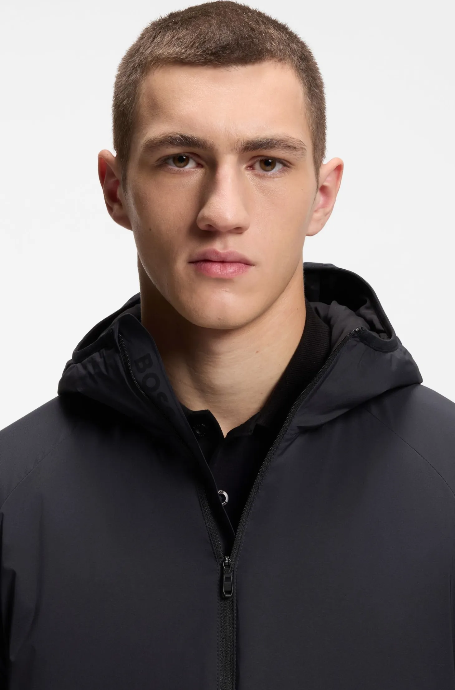 Water-repellent jacket with adjustable hem