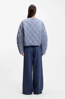 Water-repellent jacket with diamond quilting