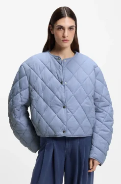 Water-repellent jacket with diamond quilting