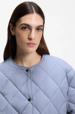 Water-repellent jacket with diamond quilting