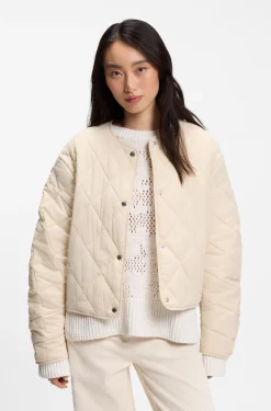 Water-repellent jacket with diamond quilting