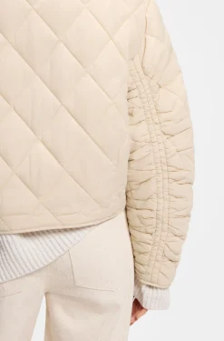 Water-repellent jacket with diamond quilting