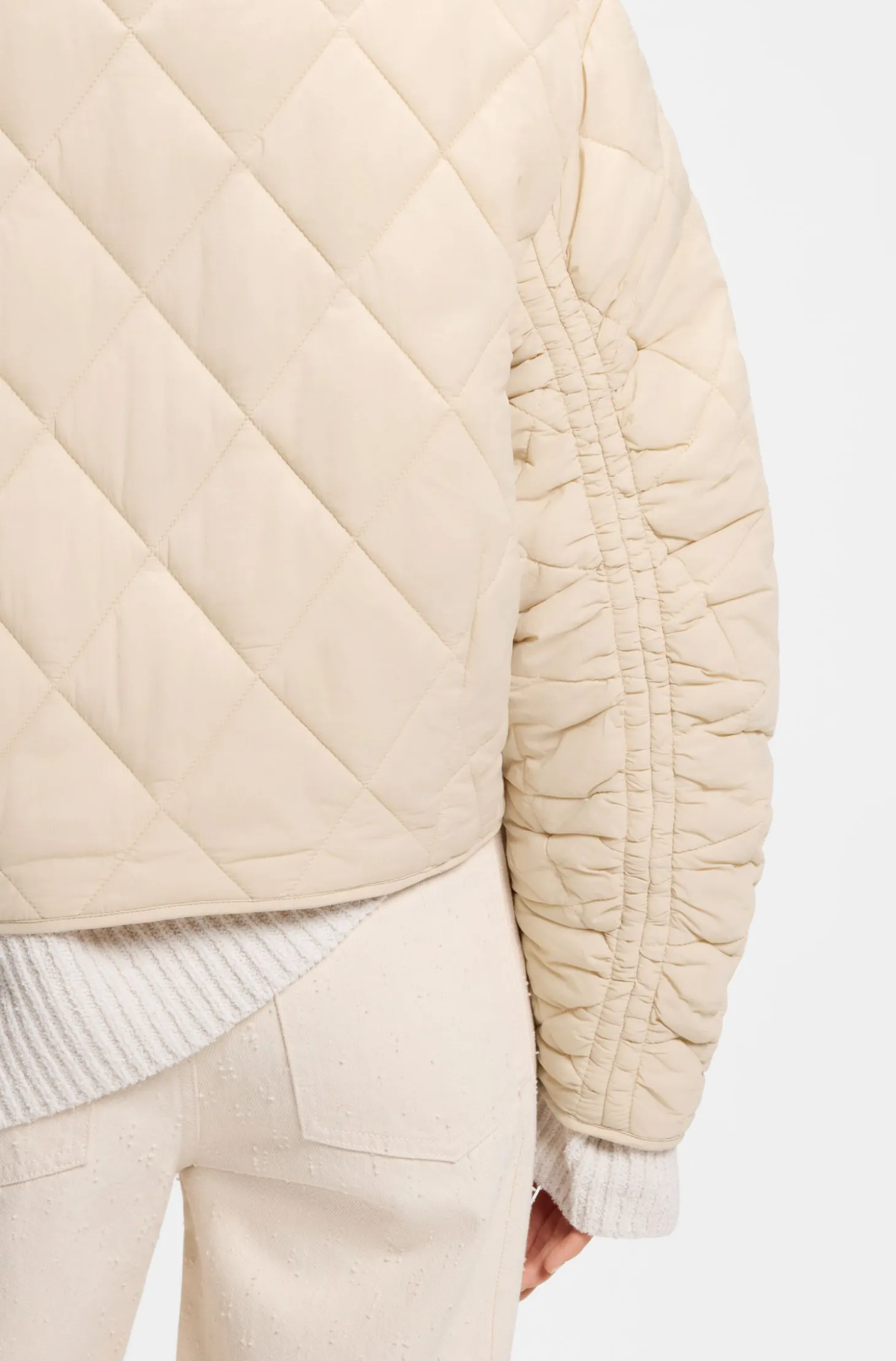 Water-repellent jacket with diamond quilting