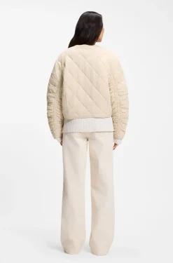 Water-repellent jacket with diamond quilting