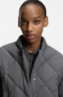 Water-repellent jacket with diamond quilting