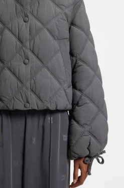 Water-repellent jacket with diamond quilting