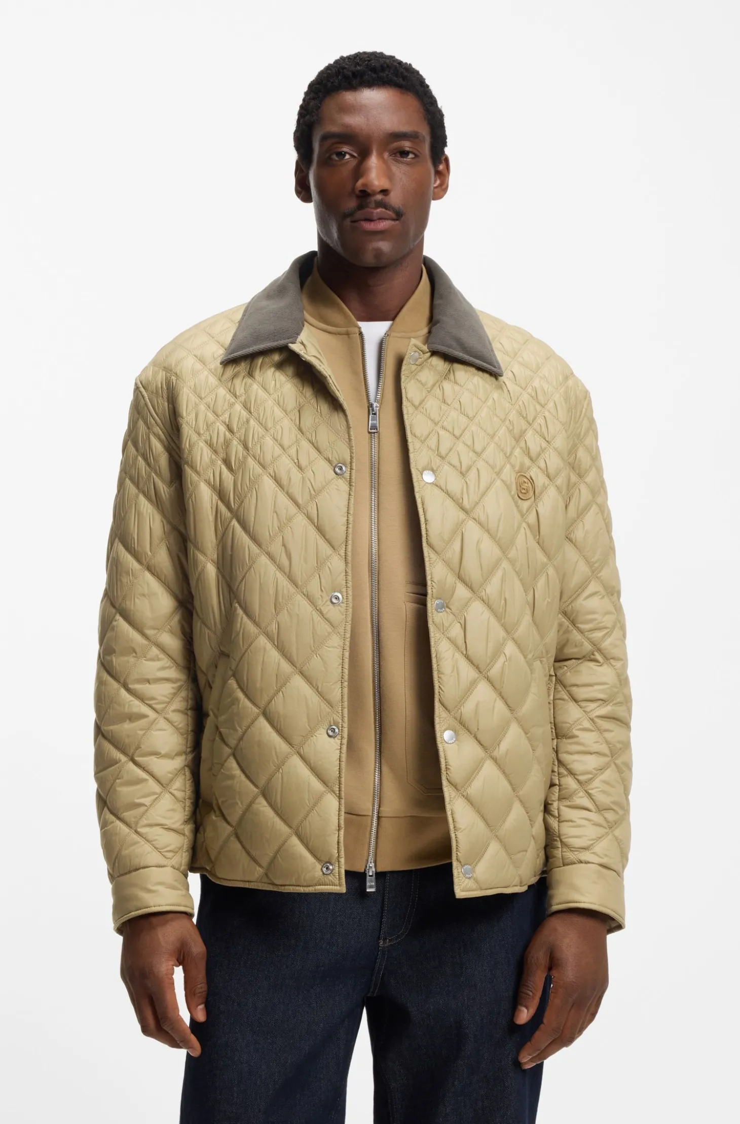 Water-repellent jacket with mixed quilting