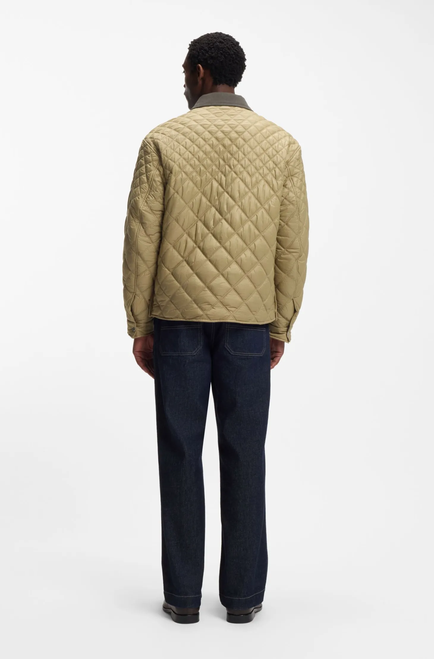 Water-repellent jacket with mixed quilting