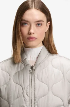 Water-repellent jacket with onion quilting