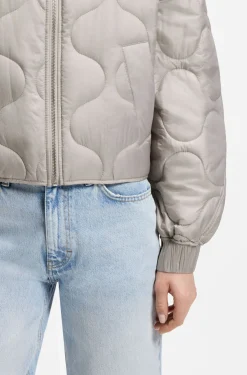 Water-repellent jacket with onion quilting